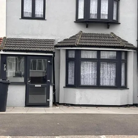 5 Bed House Holiday home Ilford