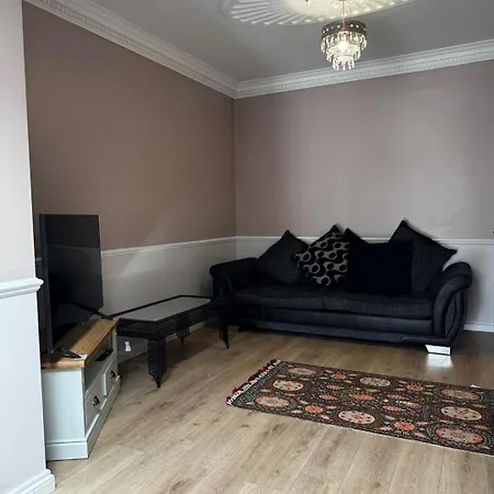 Holiday home 5 Bed House Ilford