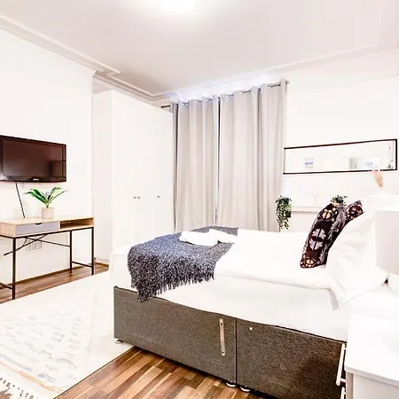 Marble Arch Beautiful Four Bedroom * London