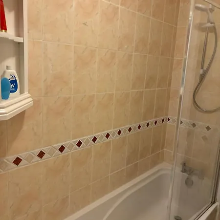 Bright 2 Bedroom Flat Close To Centre *