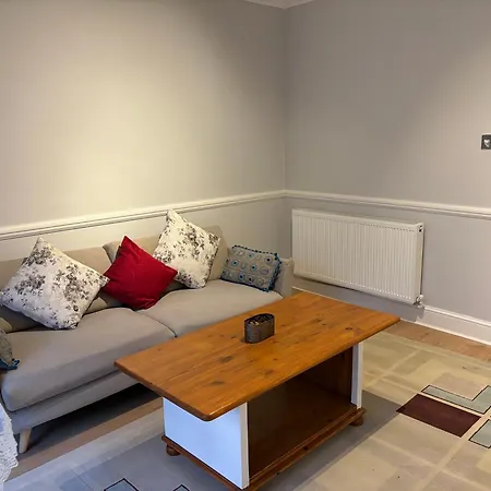 Bright 2 Bedroom Flat Close To Centre *
