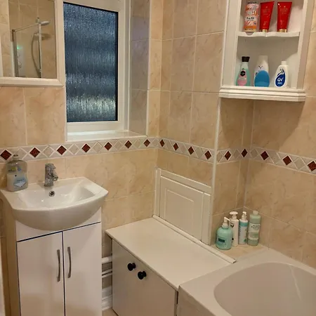 Bright 2 Bedroom Flat Close To Centre * London