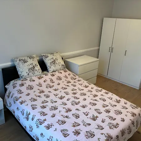 Bright 2 Bedroom Flat Close To Centre