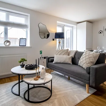 Holiday home Contractors, Parking, Central, Wifi