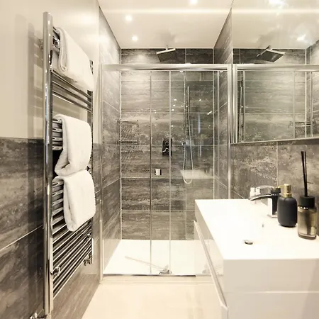 The Latimer Wonder - Stunning 5bdr House With Garden