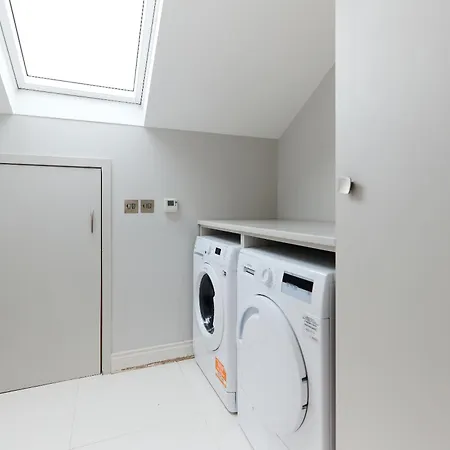 The Latimer Wonder - Stunning 5bdr House With Garden Apartamento *