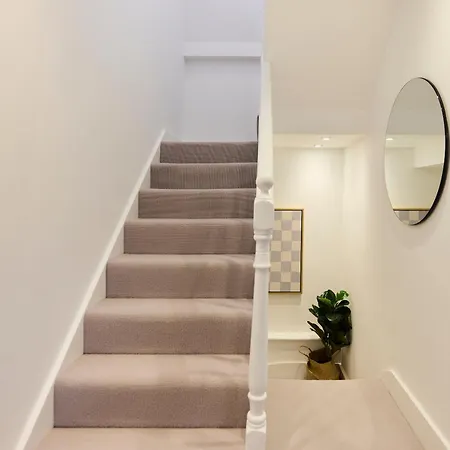 The Latimer Wonder - Stunning 5bdr House With Garden Apartamento *