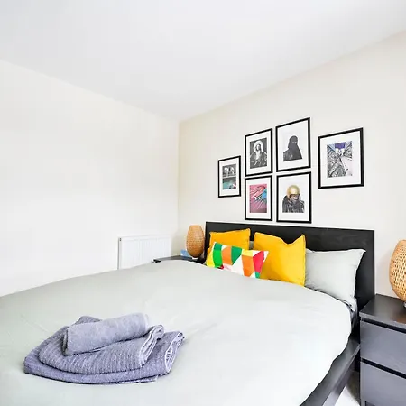 2 Bed Flat Next Old Street Tube Apartment