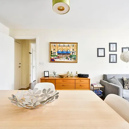 2 Bed Flat Next Old Street Tube Apartment London