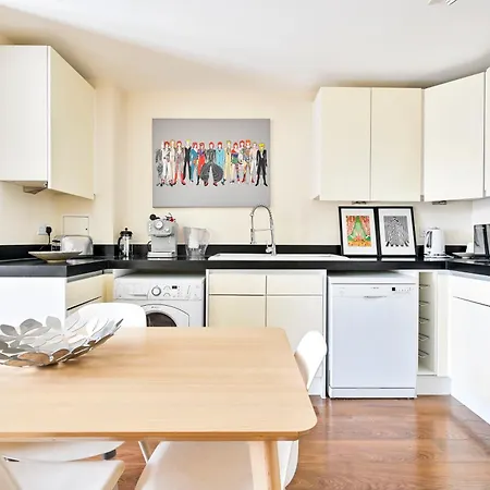2 Bed Flat Next Old Street Tube Apartment London