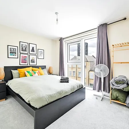 2 Bed Flat Next Old Street Tube * London