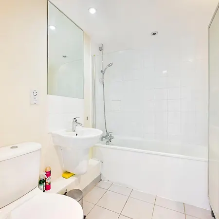 2 Bed Flat Next Old Street Tube London