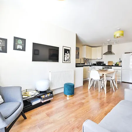 2 Bed Flat Next Old Street Tube * London
