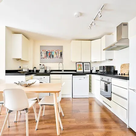 2 Bed Flat Next Old Street Tube Apartment