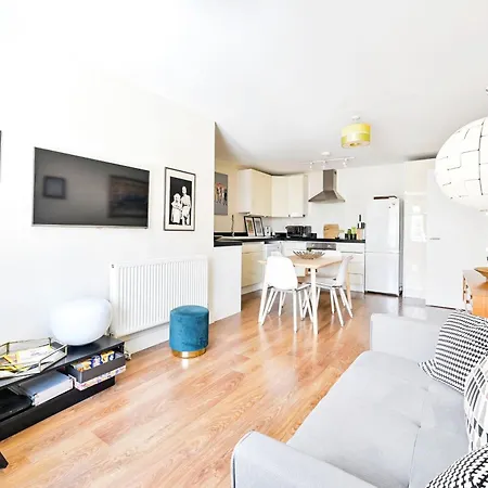 2 Bed Flat Next Old Street Tube Apartment London