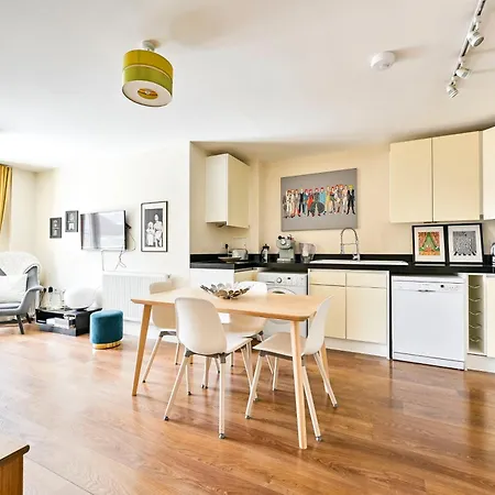 2 Bed Flat Next Old Street Tube London