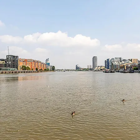 Riverside Escape With Breathtaking Thames Views *