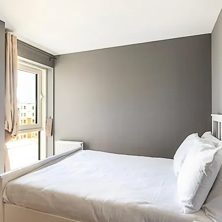 Riverside Escape With Breathtaking Thames Views London