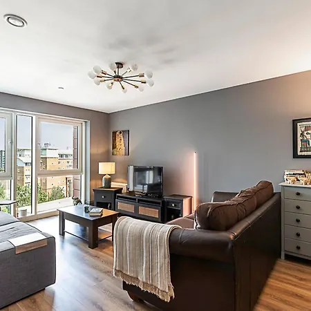 Riverside Escape With Breathtaking Thames Views London