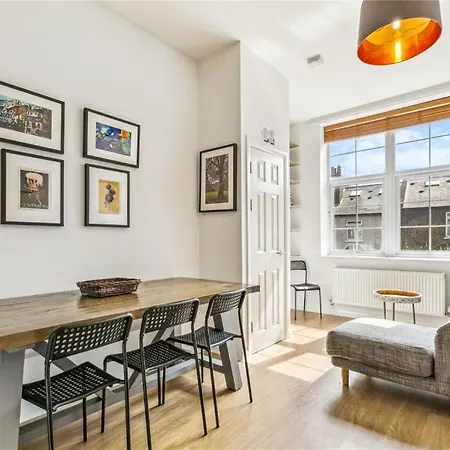 Charming 1 Bedroom Flat With Parking In Brentford