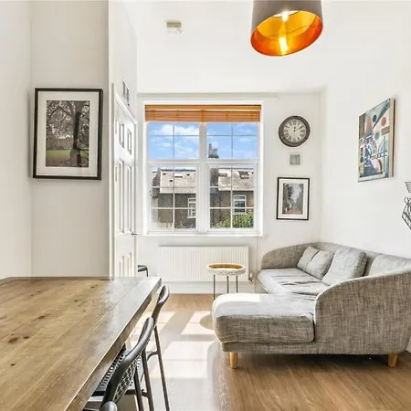 Charming 1 Bedroom Flat With Parking In * Brentford