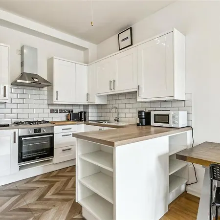 Apartment Charming 1 Bedroom Flat With Parking In