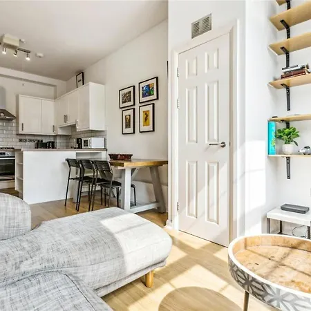 Charming 1 Bedroom Flat With Parking In Apartment *