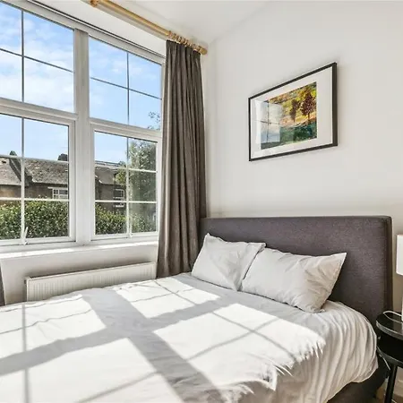 Apartment Charming 1 Bedroom Flat With Parking In *