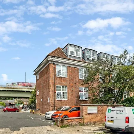 Charming 1 Bedroom Flat With Parking In Apartment Brentford