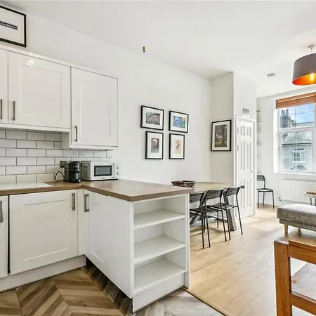 Charming 1 Bedroom Flat With Parking In Brentford