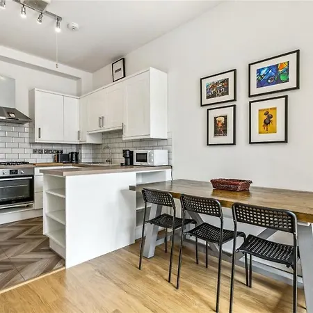 Charming 1 Bedroom Flat With Parking In * Brentford
