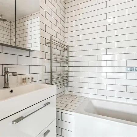 Charming 1 Bedroom Flat With Parking In Apartment *