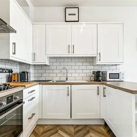 Charming 1 Bedroom Flat With Parking In Apartment Brentford