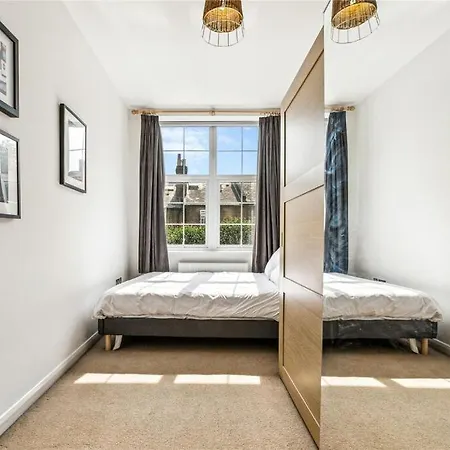 Charming 1 Bedroom Flat With Parking In Brentford
