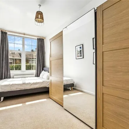 Charming 1 Bedroom Flat With Parking In * Brentford