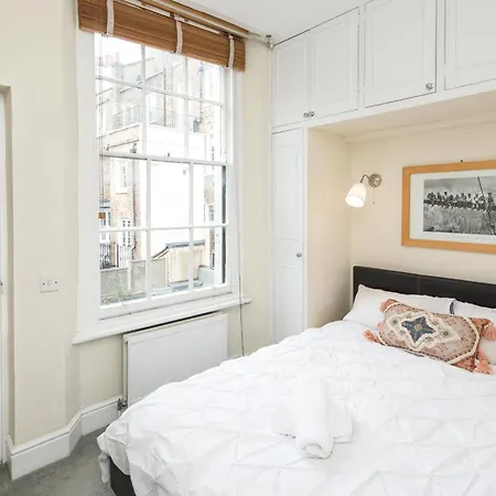 Victorian Garden Retreat: Hyde Park Elegance *