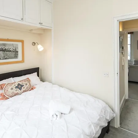 Victorian Garden Retreat: Hyde Park Elegance London