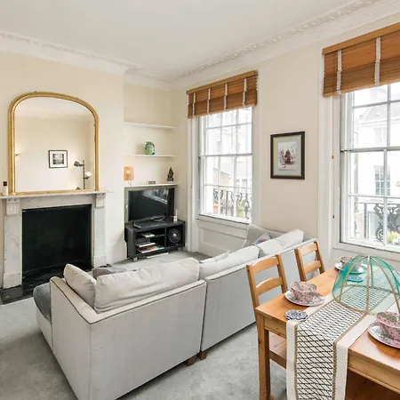 High-ceiling Gorgerous Victorian Flat With Private Garden - 3 Mins To Hyde Park, Kensington Palace, 8 Mins Nottinghill, High Street Kensington Station Appartamento
