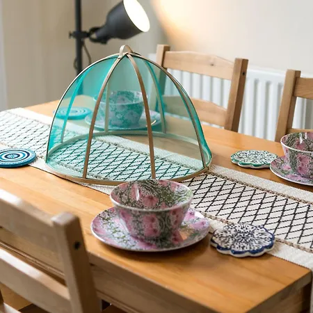 Victorian Garden Retreat: Hyde Park Elegance Apartment *