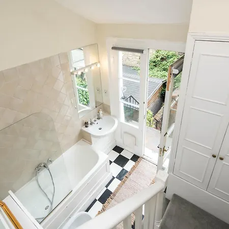 Apartment Victorian Garden Retreat: Hyde Park Elegance *