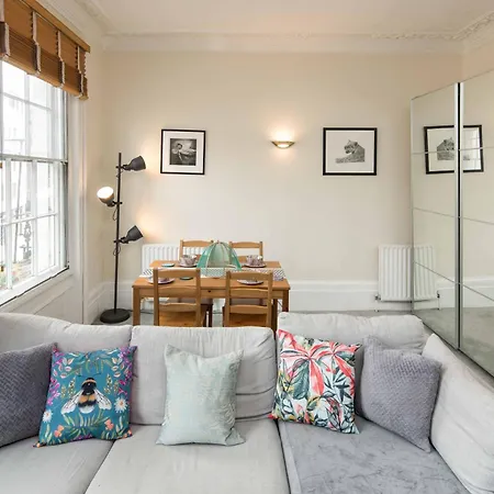 Victorian Garden Retreat: Hyde Park Elegance *