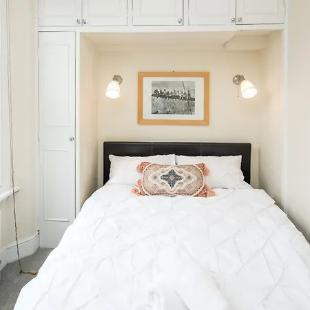 Victorian Garden Retreat: Hyde Park Elegance Apartment