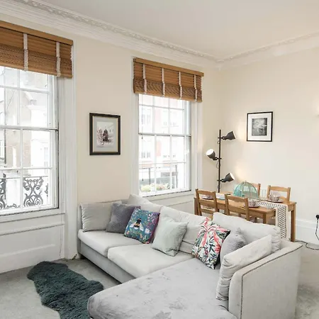 Victorian Garden Retreat: Hyde Park Elegance Apartment London