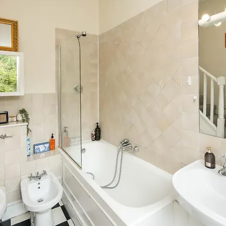 Victorian Garden Retreat: Hyde Park Elegance *