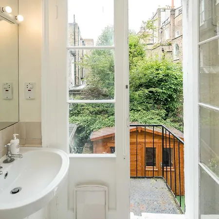 Apartment Victorian Garden Retreat: Hyde Park Elegance *
