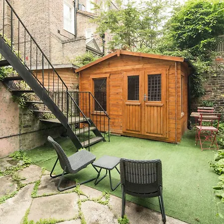 Victorian Garden Retreat: Hyde Park Elegance Apartment
