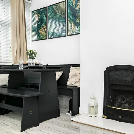 Holiday home Stylish House With Ev Plug In & Free Parking Ping Pong Table With Garden Near Heathrow