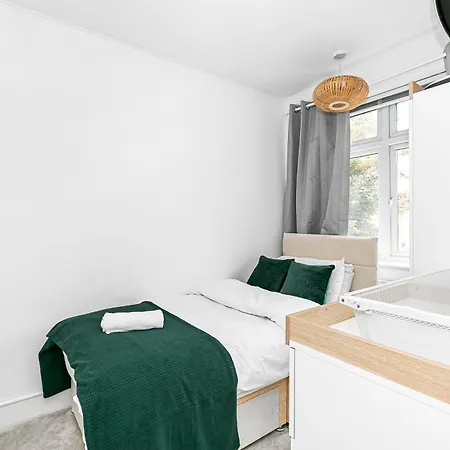 Stylish House With Ev Plug In & Free Parking Ping Pong Table With Garden Near Heathrow Holiday home *