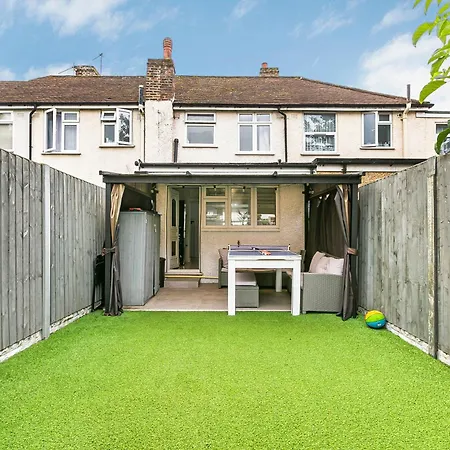 Stylish House With Ev Plug In & Free Parking Ping Pong Table With Garden Near Heathrow Holiday home Feltham