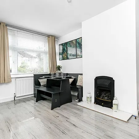 Holiday home Stylish House With Ev Plug In & Free Parking Ping Pong Table With Garden Near Heathrow Feltham